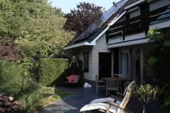 terras-aangelegd-met-keramische-antraciet-tegels-stamrozen