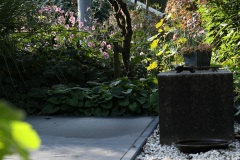 terras-aangelegd-met-keramische-tegels-grindvak-plantenbak