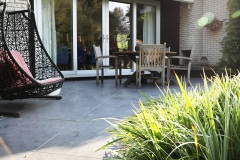 terras-gelegd-met-keramische-tegels-antraciet