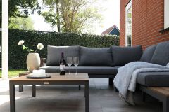 terras-onder-overkapping-tuinmeubels-fles-wijn-aaa