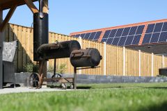 afdak-geplaatst-met-schutting-en-barbeque-aangepast-grootte