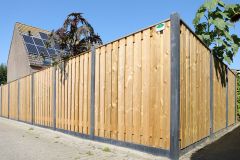 hoekschutting-geplaatst-met-antraciete-betonpalen-zonnig-4-aaaaa