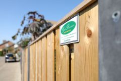 schutting-met-antraciet-gekleurde-betonpalen-aasdf