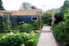 Achtertuin-met-grindpad-en-beplanting